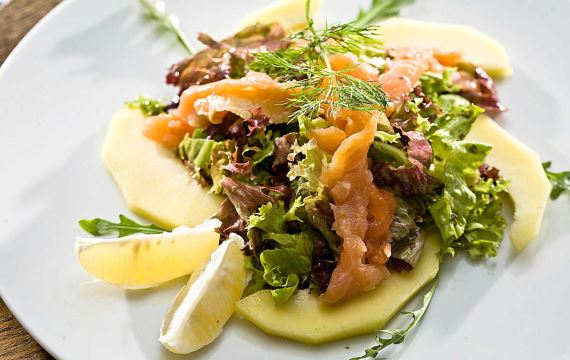 Как приготовить - Салат с лососем и манго в соусе