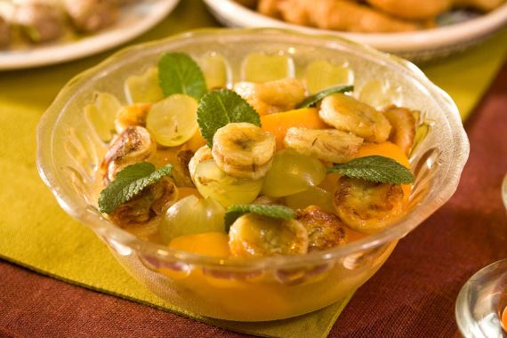 Как приготовить - Салат с виноградом, персиками, ананасами и бананами