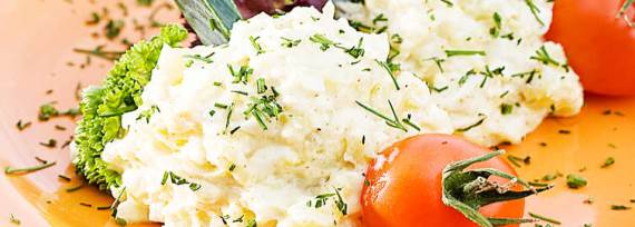 Картофельный салат с луком и яйцом - рецепт с фото