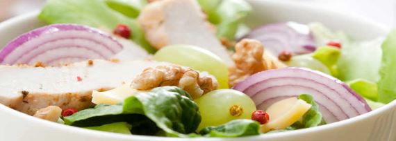 Микс салатов с печеной курицей и виноградом - рецепт с фото