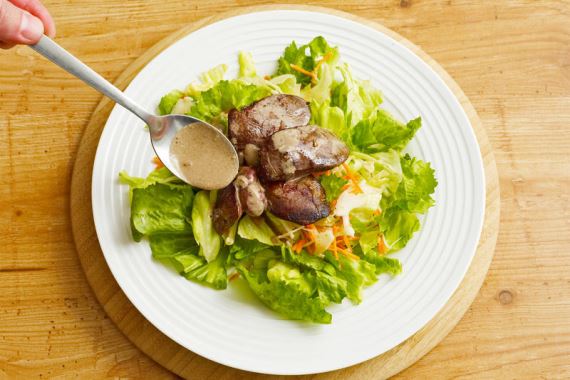 Рецепт Теплый салат с маринованной куриной печенью