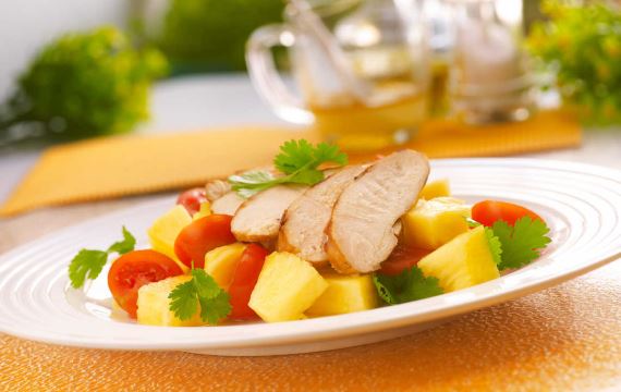 Рецепт Восточный салат с ананасами, куриной грудкой и кориандром