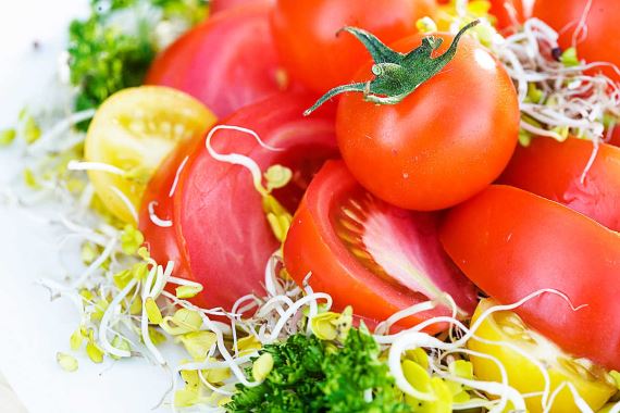 Салат из помидоров с ростками редиса и люцерны - рецепт