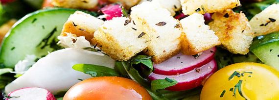 Салат из свежих овощей с гренками - рецепт с фото