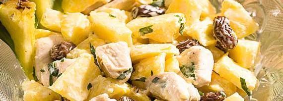 Салат с ананасом, курицей, кукурузой и изюмом - рецепт с фото