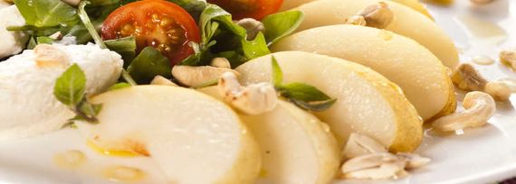Салат с грушей, сыром рикотта, орехами и мятой - рецепт с фото