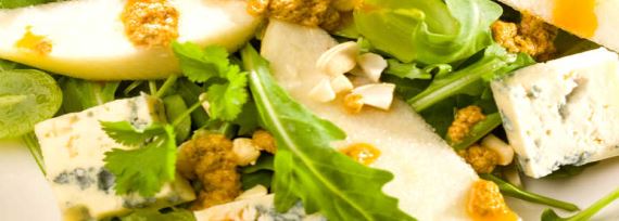 Салат с грушей и сыром горгонзола в соусе - рецепт с фото