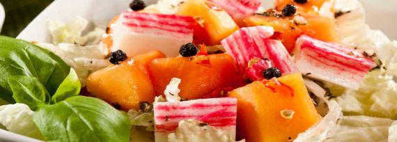 Салат с крабовыми палочками и папайей - рецепт с фото