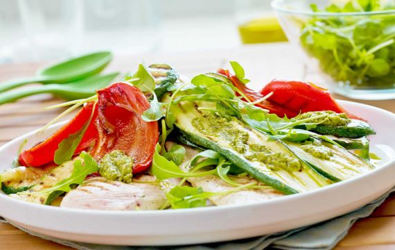 Салат с курицей, цукини и соусом песто - рецепт с фото