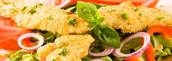 Салат с курицей в кунжутной панировке - рецепт с фото