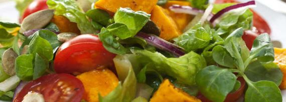 Салат с кусочками печеной тыквы и соусом - рецепт с фото