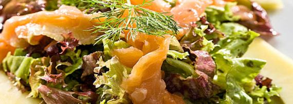 Салат с лососем и манго в соусе - рецепт с фото