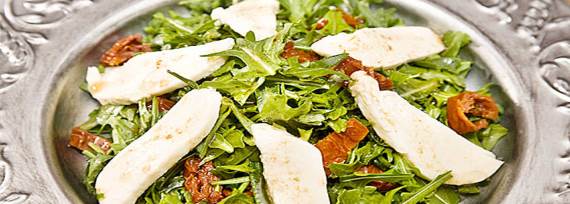 салат с рукколой и сыром моцарелла - рецепт с фото