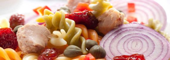 Салат с тунцом консервированным и макаронами - рецепт с фото