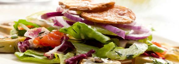 Салат с тушеными артишоками и жареным картофелем - рецепт с фото
