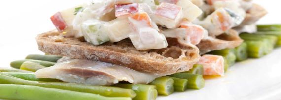 Селедка Матиас с салатом из спаржевой фасоли - рецепт с фото