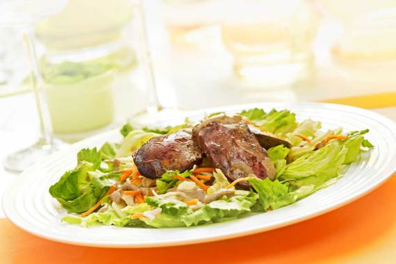 Теплый салат с маринованной куриной печенью - рецепт с фото