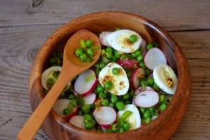 Салат из горошка с редисом и перепелиными яйцами
