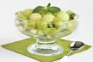 Салат зеленый с фруктами