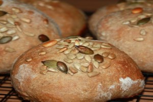 Булочки пшенично-ржаные с семенами (фото)