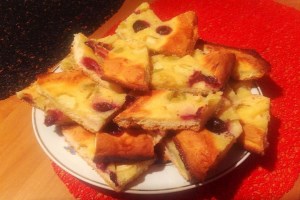 Виноградно - яблочный пирог с корицей и ванилью (фото)