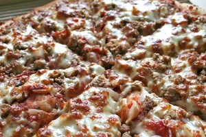 Пицца с мясным фаршем овощами и сыром (фото)