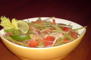 Хрустящий салат с жареной курицей (фото)