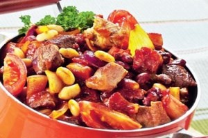 Вкусный гуляш из говядины и свинины (фото)