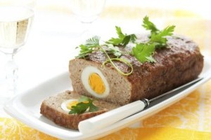 Пасхальный рецепт мясного рулета с яйцами