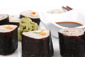 Маки-суши с крабовыми палочками (фото)