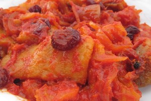 Сельдь с томатной пастой, клюквой и курагой (фото)