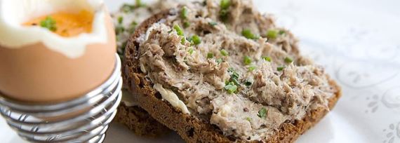 Бутерброд с сардинами, маслом