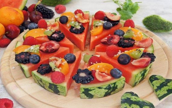 Арбузная пицца с ягодами для детей - рецепт с фото