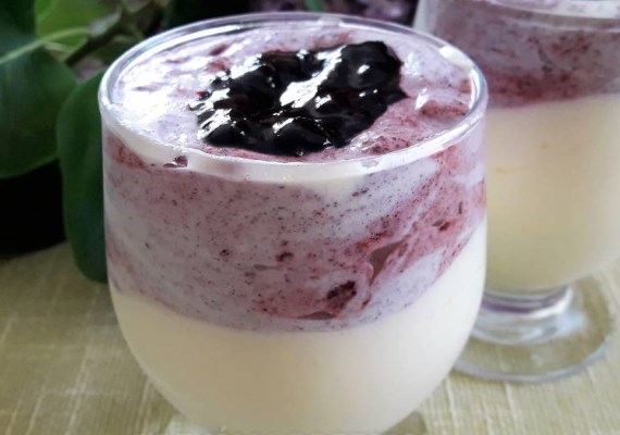 Десерт из мороженого с черникой - рецепт с фото