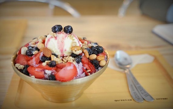 Десерт с фруктами и жареными орехами - рецепт с фото