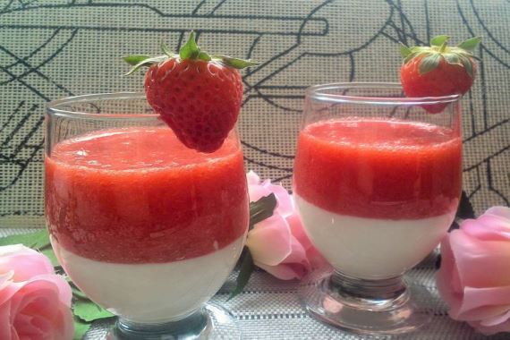 Десерт в стакане из йогурта и желатина с клубникой - рецепт с фото