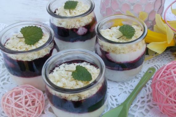 Десерты в баночках с йогуртом и черникой - рецепт с фото