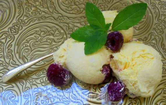 Домашнее лимонное мороженое с малиной - рецепт с фото