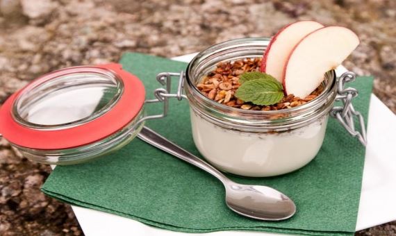 Домашний яблочный йогурт с жареными орехами - рецепт с фото