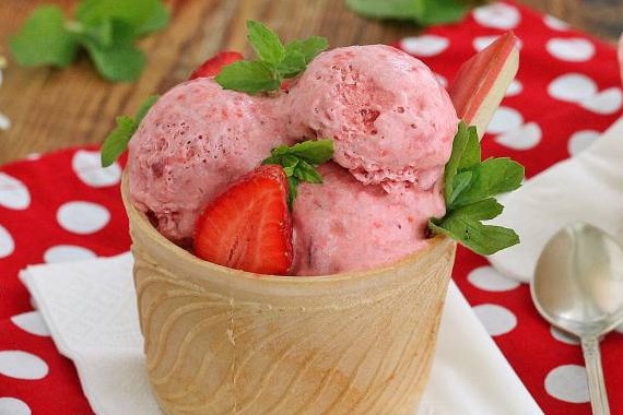 Клубничное мороженое с кислинкой из ревеня - рецепт с фото