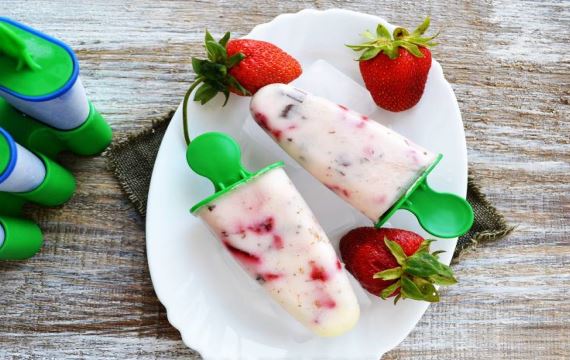 Мороженое из йогурта с кусочками шоколада и клубники - рецепт с фото
