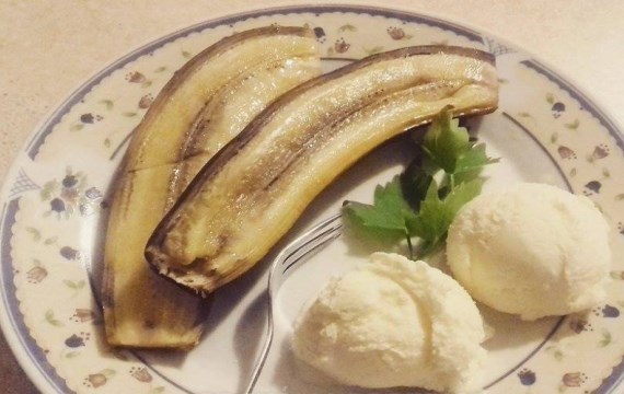 Печеные бананы с мороженым - рецепт с фото