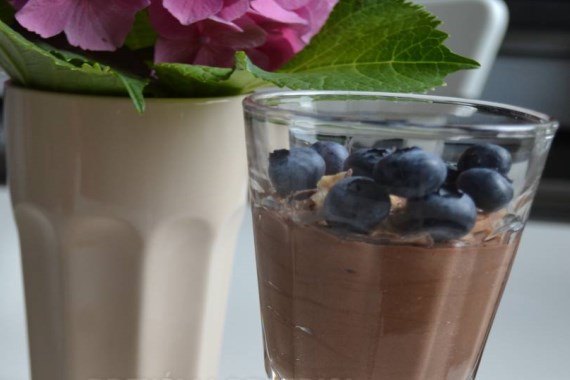 Шоколадный крем с голубикой и сникерсом - рецепт с фото