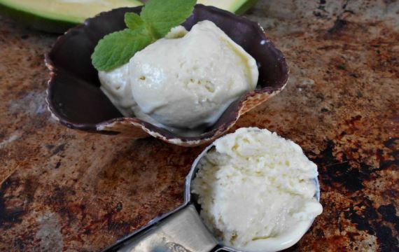 Сливочное, вкусное мороженое из авокадо - рецепт с фото