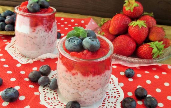 Вкусный десерт с ягодами и чиа - рецепт с фото