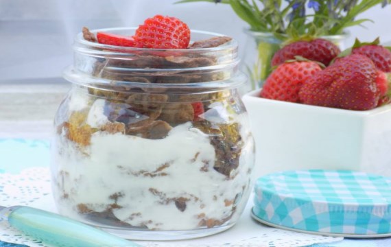 Вкусный десерт в баночке с хлопьями и йогуртом - рецепт с фото