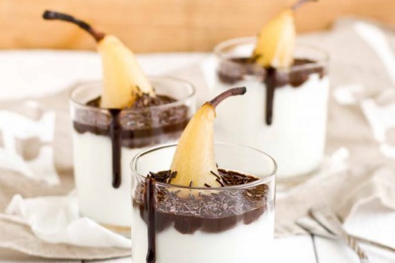 Десерт с натуральным йогуртом, шоколадом и грушей - рецепт с фото