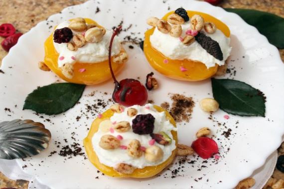 Персики со взбитыми сливками и мюсли - рецепт с фото