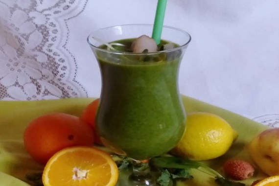 Густой и здоровый коктейль с зеленью - рецепт с фото