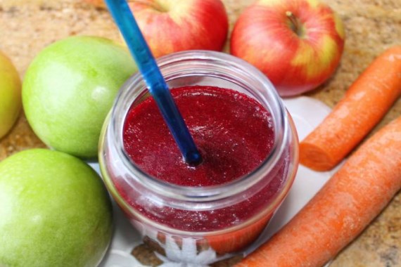 Коктейль из сока красной свеклы, яблока и моркови - рецепт с фото